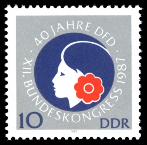 Briefmarke von 1987 zum Jubiläum „40 Jahre DFD“ Bildquelle: „Stamps of Germany (DDR) 1987, MiNr 3079“ von Hochgeladen und Bearbeitet von --Nightflyer (talk) 21:33, 1 March 2011 (UTC) - Eigener Scan. Lizenziert unter Gemeinfrei über Wikimedia Commons - 