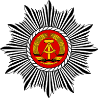 Bildquelle: „Volkspolizei Emblem“ von unkwown - Volkspolizei of the GDR.. Lizenziert unter Gemeinfrei über Wikimedia Commons - 