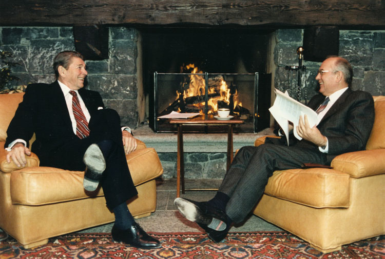 Reagan im Einzelgespräch mit Michail Gorbatschow während der Genfer Gipfelkonferenz von 1985